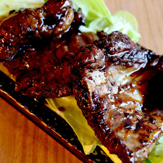 Robata-grilled spare ribs made with pork from Okayama Prefecture.