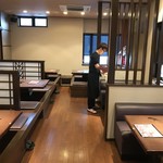 Kanazawa Yakiniku Rakudo Koro Bamba - 4人掛けのテーブル席が2卓あります。