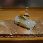 鮨 おさむ - 平目昆布〆の平目の肝のせ