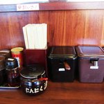 博多ラーメン　本丸亭 - 充実した調味料