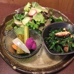 ジャム cafe 可鈴 - 【週替わりランチ(1,050円)】(奥)グリーンサラダ、(左)自家製ピクルス、(右)青菜の胡麻和え