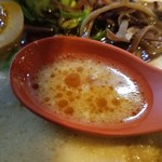 味千拉麺 - マー油入り豚骨スープ