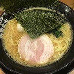 横浜家系ラーメン 丸岡商店 - 一番ノーマルな醤油　680円