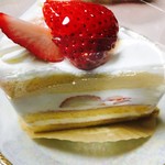 Patisserie petit-grand - 苺ショート、じつはあんま買わないんだけど、
                      ここのはなんか買ってみたくなったの！
                      スポンジも美味しかったし、甘すぎなくて