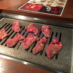 Yakiniku Marushima - 塩タン焼き焼き風景