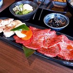 焼肉処いっとう - 「牛タン＋牛ホルモンランチ」のメイン