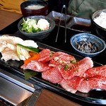 焼肉処いっとう - 「和牛カルビ＋牛ホルモンランチ」のメイン