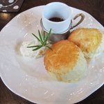 生クリームと苺ジャムのスコーン