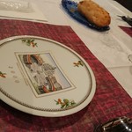 オステリアezaki - 絵皿にはイタリアの名所(^^)
      向こうに見えるは朝焼いたばかりという自家製パン！