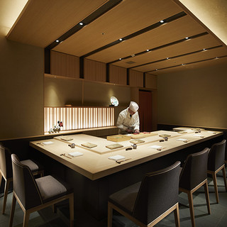 【カウンター席】職人が握る“寿司”を目の前で堪能。これぞ“大人のステータス”。