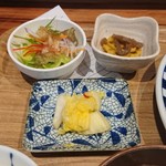 はこざき駅前食堂 - 漬け物が白菜に。副菜のレンコンにはカレー味が施してありました。