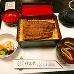 鰻割烹 伊豆栄 本店 - うな重：松（3,240円）