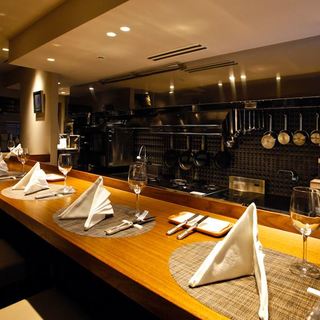 A counter where you can enjoy meals and conversation while watching live cooking.