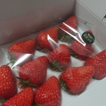 加藤農園 - 紅ほっぺ。ひとつは息子がつまみ食い！