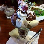 雪詩慕雲 - チョコレートパフェ。