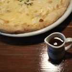 雪詩慕雲 - ４種のチーズとハチミツのピッツア。