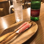 Torattoria Ra Fontana - 生ハムを巻いたグリッシーニ