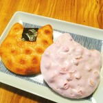 和泉屋 - 大ネコ  のり(左)、桃色砂糖(右)  各250円