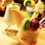 カフェ&バー プレス - トロピカルカクテルはフルーツてんこ盛り！