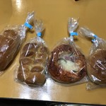 たからやパン - 料理写真:右からクリーム、チョココロネ、ピザ、あん