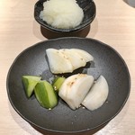 焼鳥 おみ乃 - おろし + 漬物