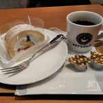 キーズカフェ - [料理] フルーツロールケーキ & Hot珈琲 全景♪ｗ