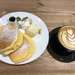 マンリーキュウシュウユニバーシティー -  リコッタチーズのパンケーキ　バニラアイス添え　ドリンクはフラットホワイト