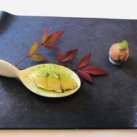 ラ・トゥーエル - レモングラスのアイス　オリーブオイルと抹茶のパウダー　鴨モモ肉のクロケット　洋ナシのピュレ