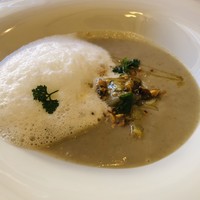 ラ・トゥーエル - トピナンブールのブルーテ　トピナンブールのグラタン　フルムダンベールの泡　ヘーゼルナッツ