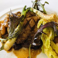 ラ・トゥーエル - イベリコ豚肩ロースのグリエ　シェリーヴィネガーソース　白インゲン　アサツキ　辛子菜　水菜　バルーサマサラ