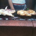 焼き台で焼かれる若鶏×２