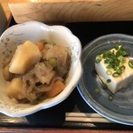 Nobukuni zushi - 小鉢の２品は肉じゃがと冷奴
                        肉じゃがは肉が入ってませんので