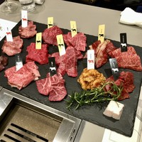 熟成和牛焼肉エイジング・ビーフ 横浜店 - お肉13種盛り合わせ：生肉は35日熟成宮城県産雌牛、ホルモンのみ熟成なし