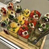 熟成和牛焼肉エイジング・ビーフ 横浜店 - デザート：プリン、イチゴのレアチーズ、オレンジプリン、ヨーグルトムース、チョコレートムース