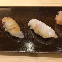 鮨 いしばし - 左が、ホウボウに醤油     右がヒラメに塩