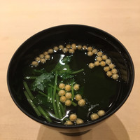 鮨 いしばし - ワカメとアラレのおすまし。いいお味