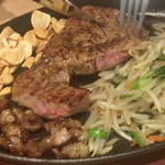 鉄板焼 薩摩ホルモン舗 - ロースステーキとホルモン