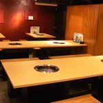 Nishiki Henkotsu - 2～45名様迄のテーブル席。ブラインド仕切りで周囲を気にせずくつろげます。
