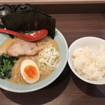 Ramen Kaichirou - なかなかセンスの良い盛り付け。一軒目が物足りなく珍しくライスも付けてしまいました