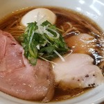 ラーメン 健やか - 特製醤油
                                パツンパツンッて噛みきる感じの麺は単純に好みではない。でもスープは旨味成分ガッツリ！これで化学調味料使っていないなんて凄い。帰る間中ずっと口の中に旨味を感じ続けられて幸せだったな(笑)