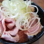 ラーメン 健やか - チャーシュー丼
                                生葱は臭いも味もきつすぎて基本的に嫌い。なのに、この葱は全然そんなことなく、胡麻油と塩加減が最高！炊きたてご飯の上に山ほど乗せて食べたかったなぁ(笑)