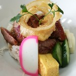 ママズ キッチン - ステーキ丼　アップオニオンリングに、漬け物、かまぼこ、玉子焼きとは面白い！