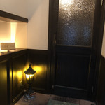 ランプバー - その奥にドアが