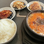 韓の食卓 - スンドゥブチゲ定食(900円)