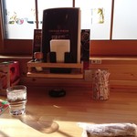 珈琲所コメダ珈琲店 - カウンター席、コンセント有り、学生さんがノートパソコン繋いでました