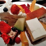 グリルレストラン＆スイーツカフェ スコール - [料理] SQUALL自慢のパティシエ特製スイーツ プレート全景♪ｗ