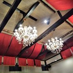 グリルレストラン＆スイーツカフェ スコール - [内観] パーティールーム 天井のシャンデリア
