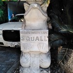 グリルレストラン＆スイーツカフェ スコール - [外観] お店 玄関前 看板のアップ♪ｗ ② (モニュメントタイプ)