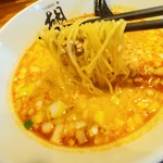 担担麺 胡 - 麺のリフトアップ。