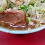 ラーメン二郎 - 醤油に豚岩石
